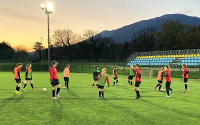 STAREJŠE DEKLICE BLESTELE Z NAVDAHNJENO PREDSTAVO